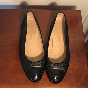 Chanel Black Leather w patent leather toe Ballet Flats size 38 EUC
